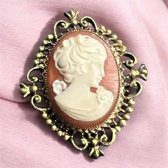 Brooch Vintage Signed AVON Cameo Perfume Locket Pin Jewelry - Picture 1 of 5